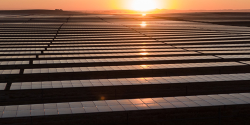 Zonnepanelen met ondergaande zon